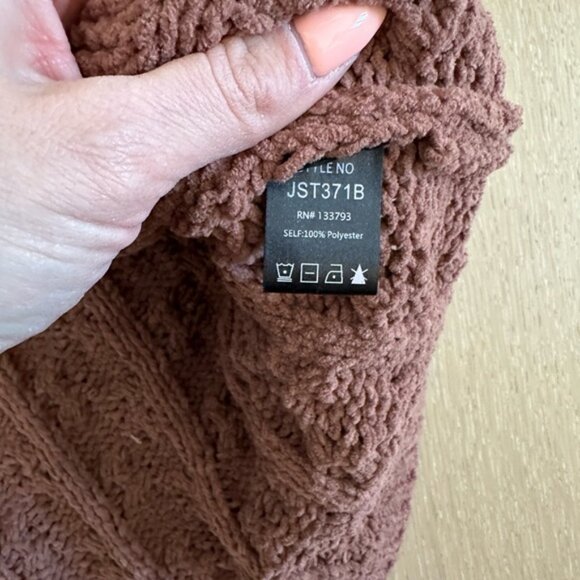 POL Oversized Cable Knit Sweater Cropped  – Size Large - Picture 3 of 5